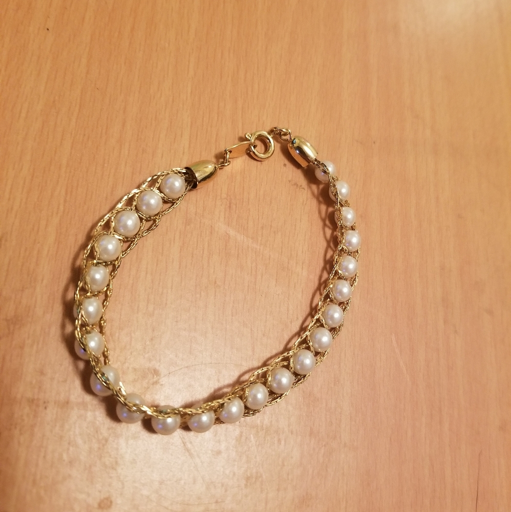 Pearl bracelet with gold chain